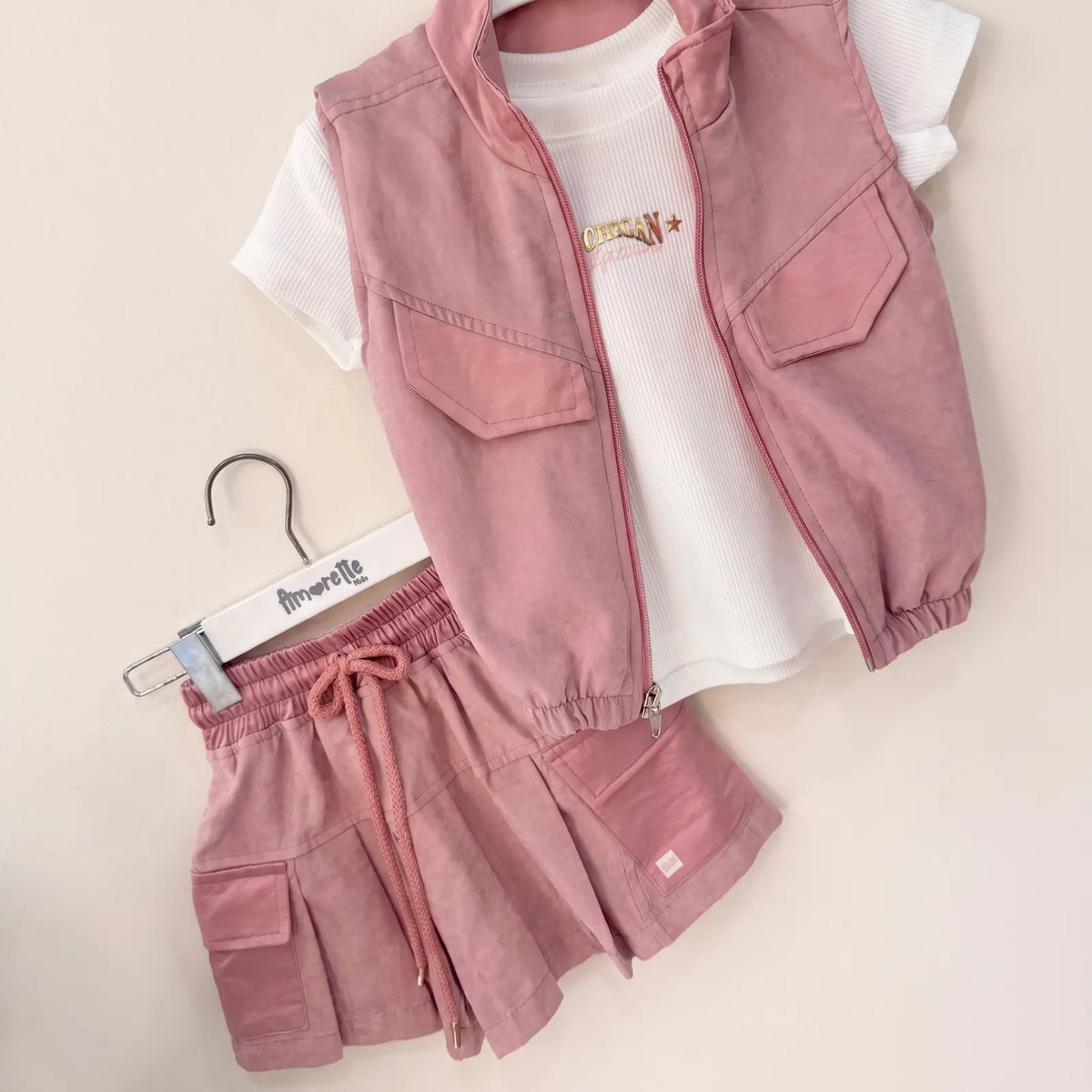Que nota conjunto 3 piezas niña chaleco blusa y falda short