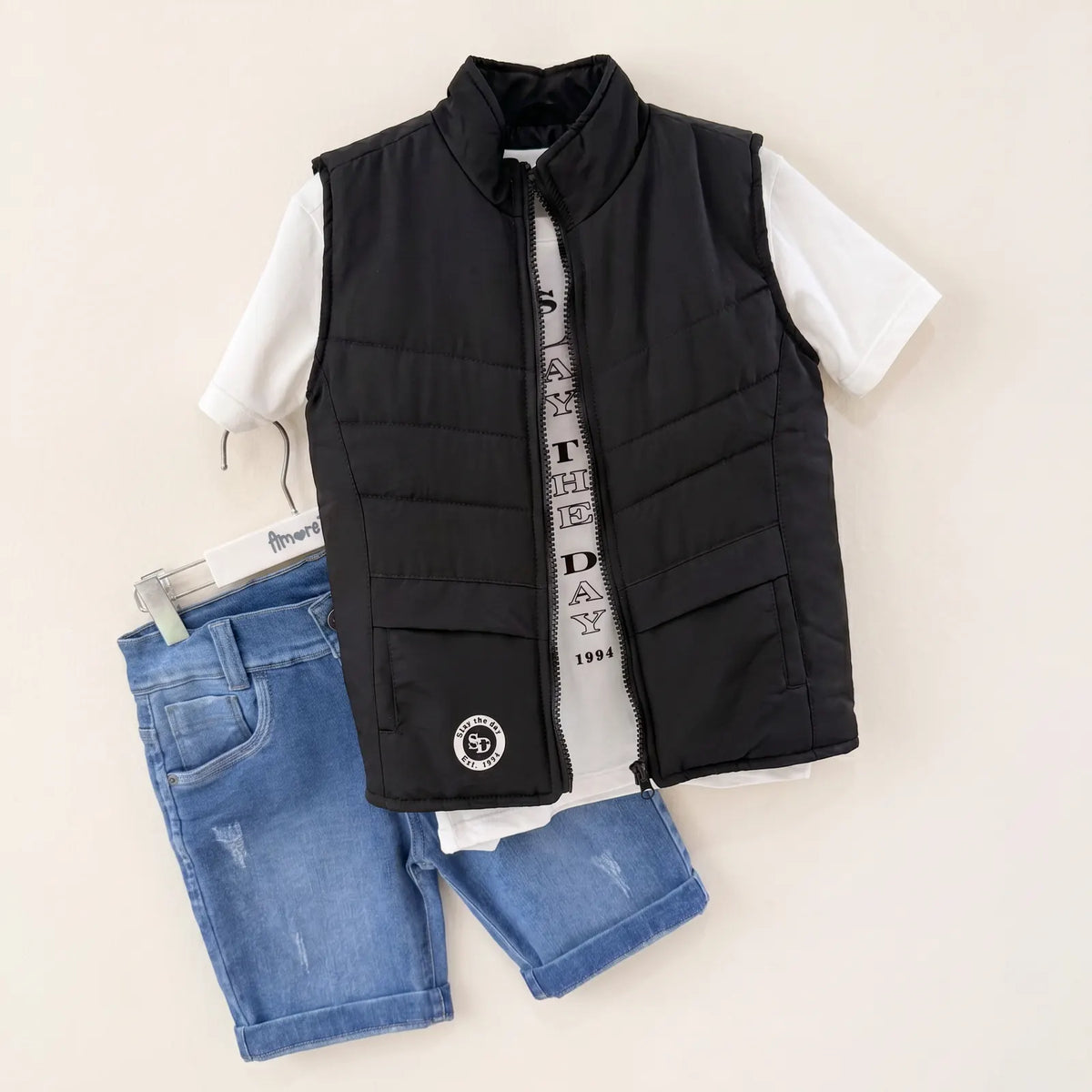 Que nota conjunto tres prendas niño con chaleco y bermuda