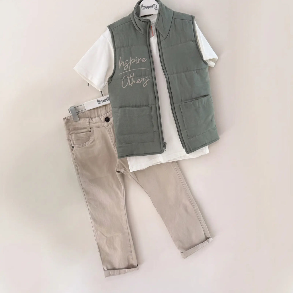 Que nota conjunto tres prendas niño con chaleco pantalon y bermuda