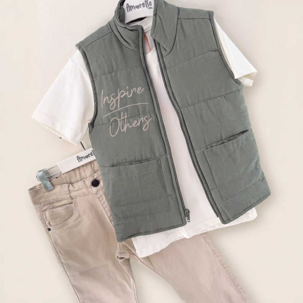 Que nota conjunto tres prendas niño con chaleco pantalon y bermuda