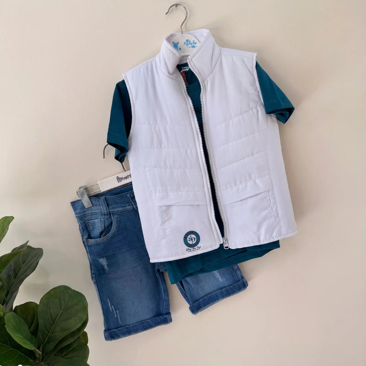 Que nota conjunto tres prendas niño con chaleco y bermuda