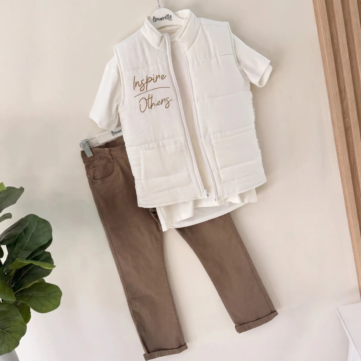Que nota conjunto tres prendas niño con chaleco pantalon y bermuda