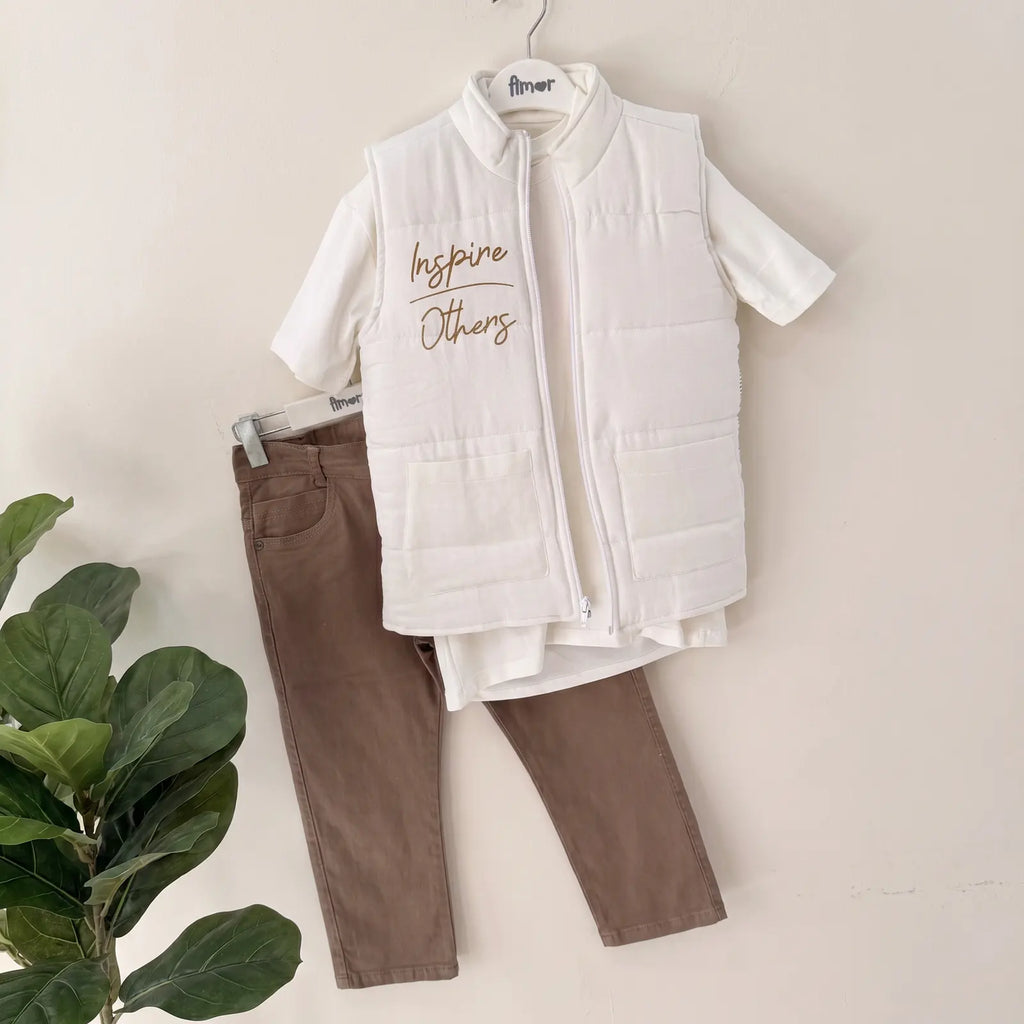 Que nota conjunto tres prendas niño con chaleco pantalon y bermuda