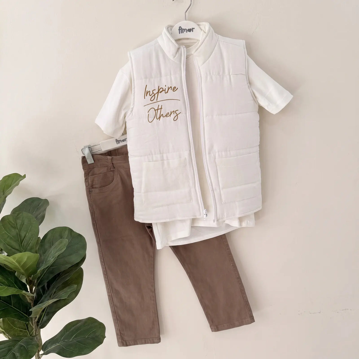 Que nota conjunto tres prendas niño con chaleco pantalon y bermuda