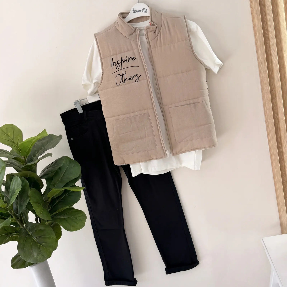 Que nota conjunto tres prendas niño con chaleco pantalon y bermuda