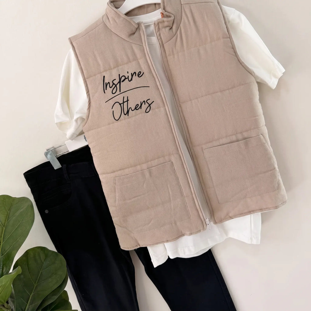 Que nota conjunto tres prendas niño con chaleco pantalon y bermuda