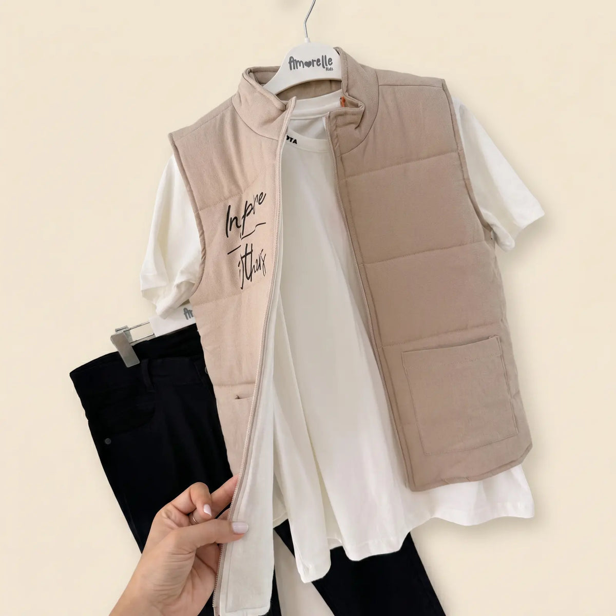 Que nota conjunto tres prendas niño con chaleco pantalon y bermuda