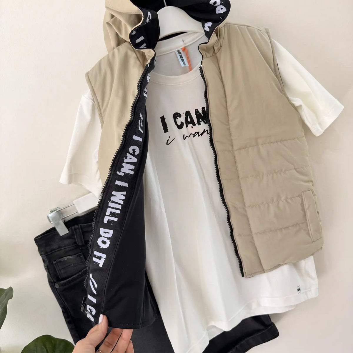 Que nota conjunto chaleco camisa y bermuda en jean