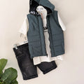Que nota conjunto chaleco camisa y bermuda en jean