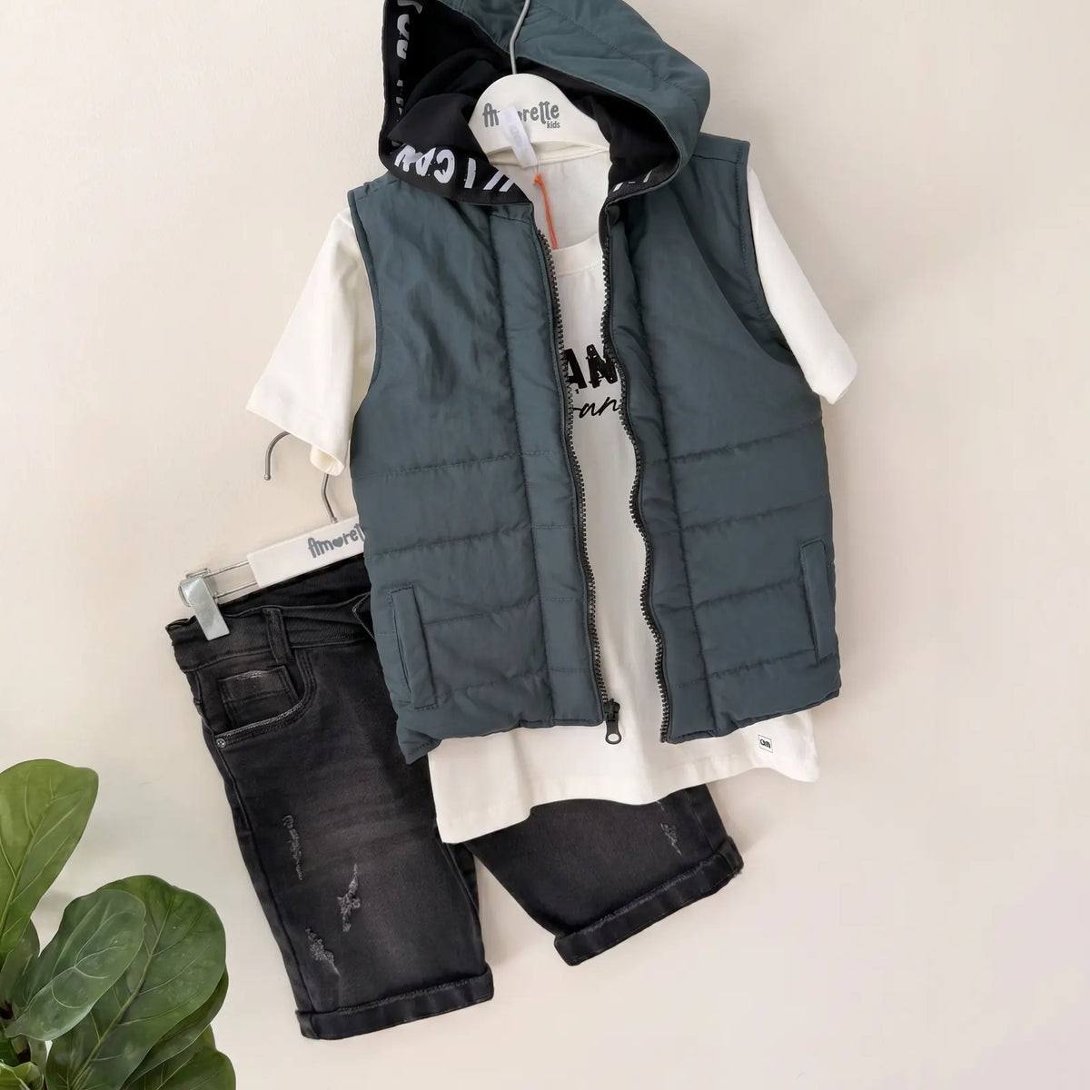 Que nota conjunto chaleco camisa y bermuda en jean