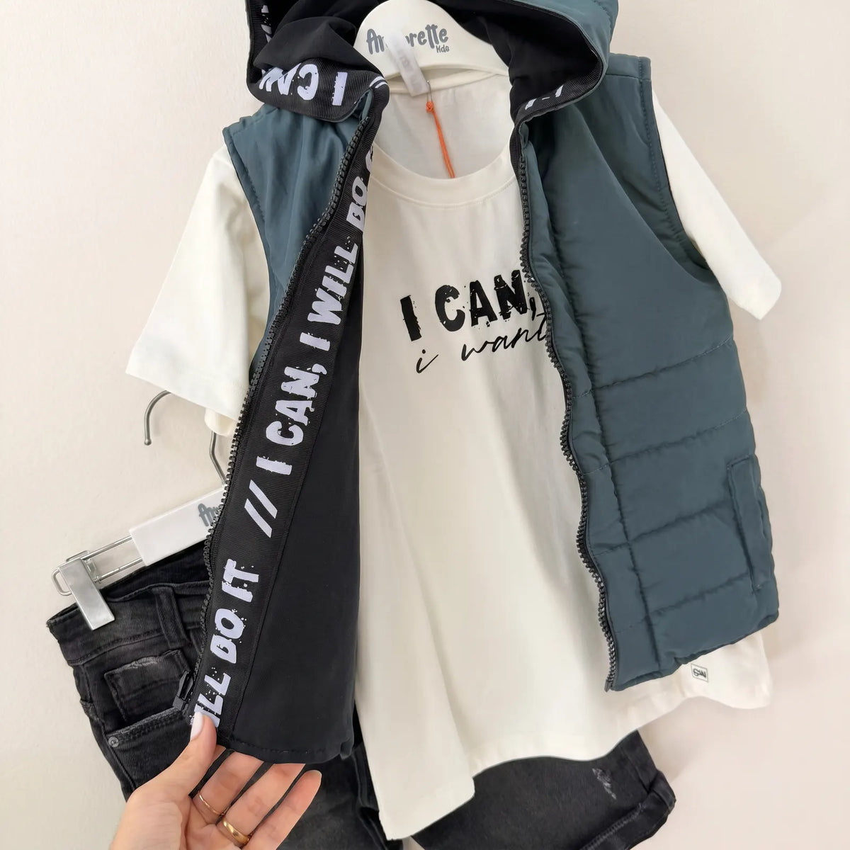 Que nota conjunto chaleco camisa y bermuda en jean