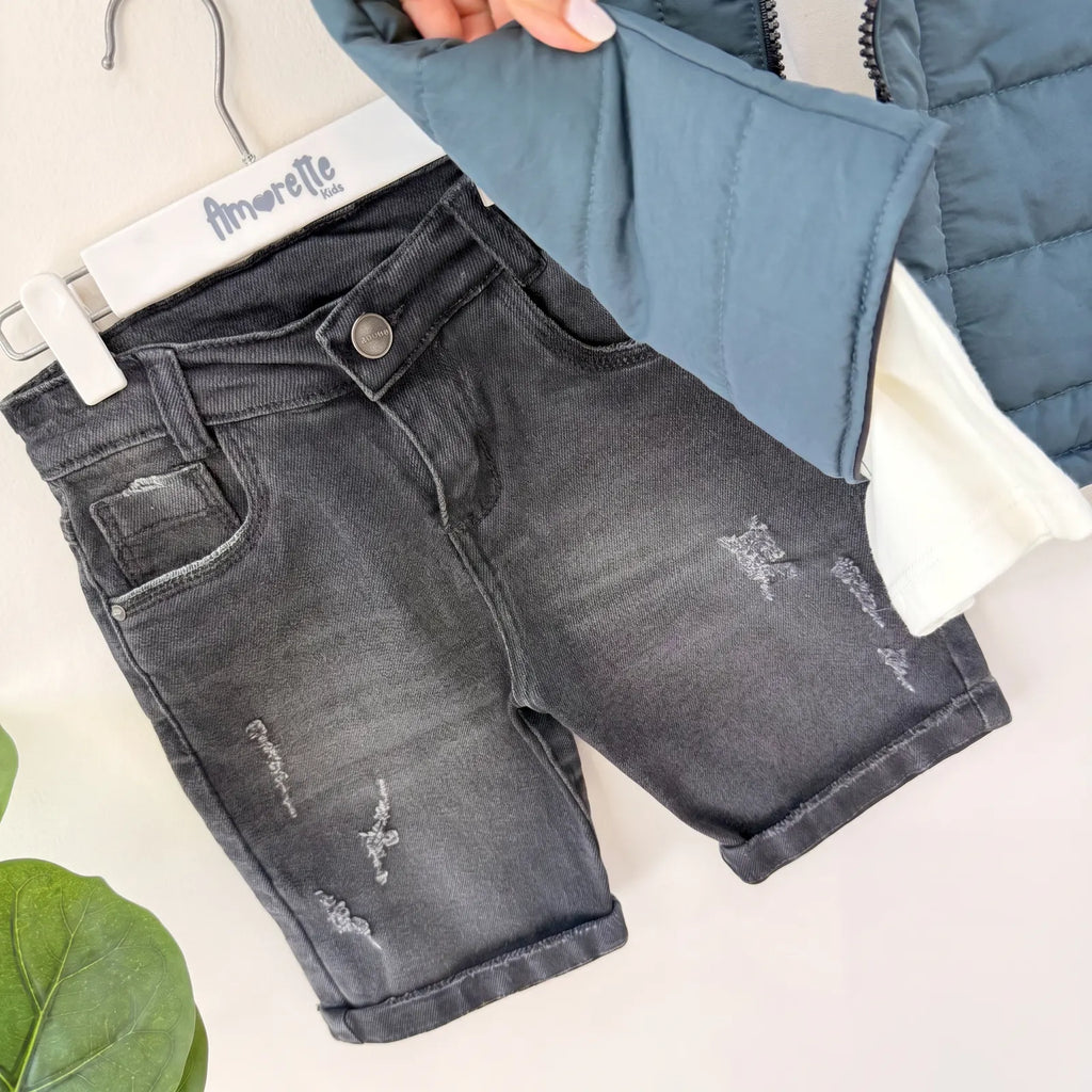 Que nota conjunto chaleco camisa y bermuda en jean