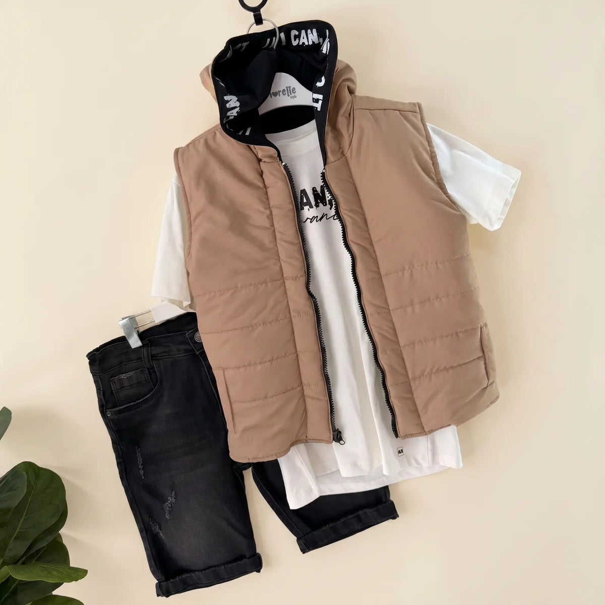 Que nota conjunto chaleco camisa y bermuda en jean