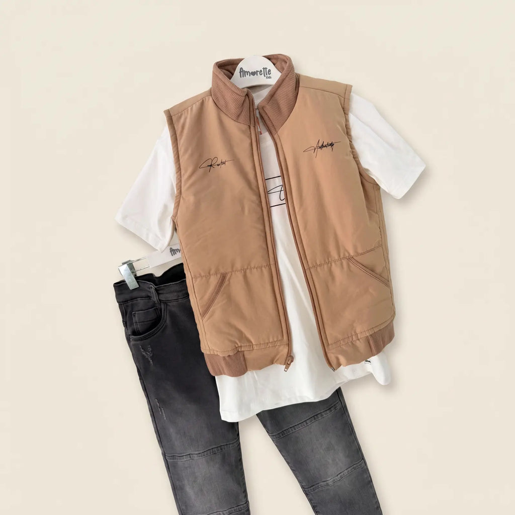 Que nota conjunto niño 3 prendas chaleco acolchado camisa y pantalon jean