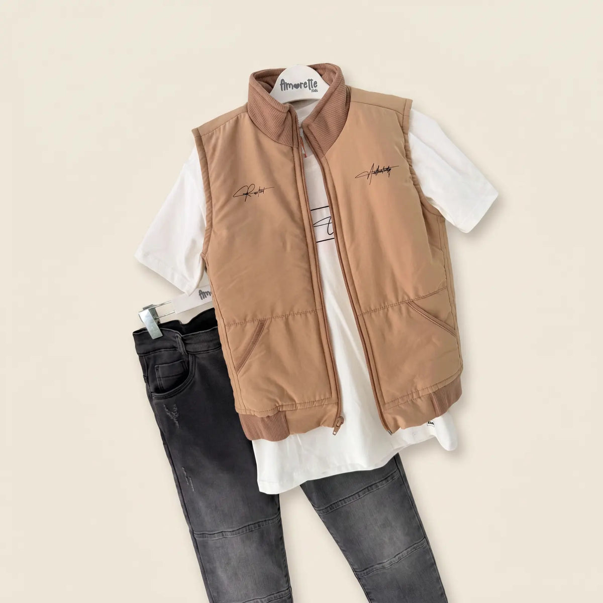 Que nota conjunto niño 3 prendas chaleco acolchado camisa y pantalon jean