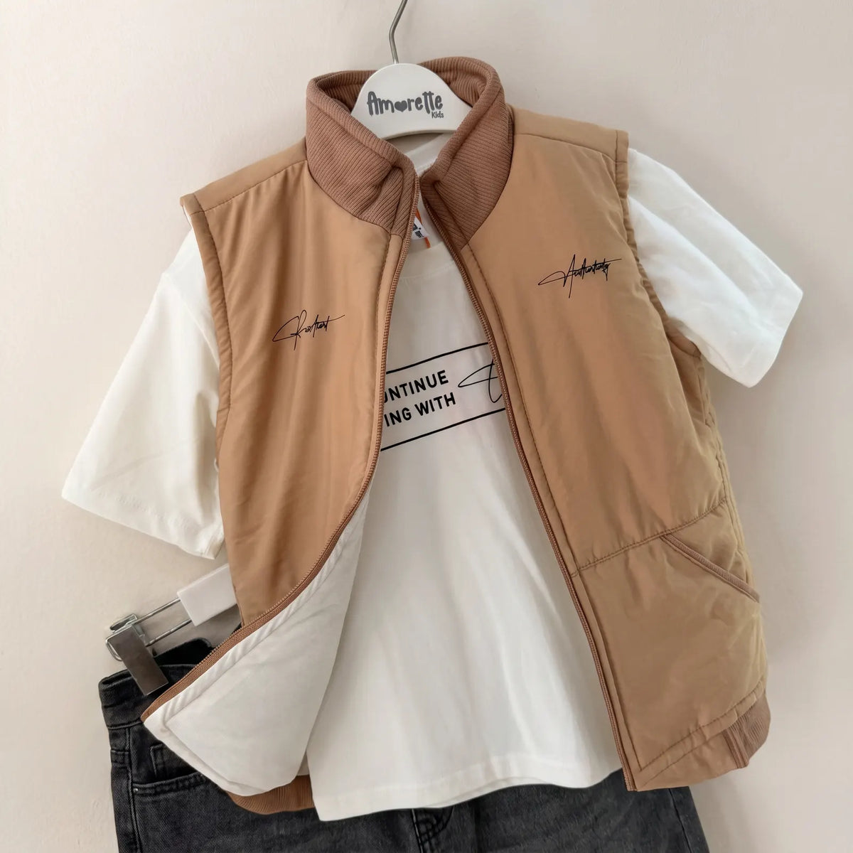 Que nota conjunto niño 3 prendas chaleco acolchado camisa y pantalon jean