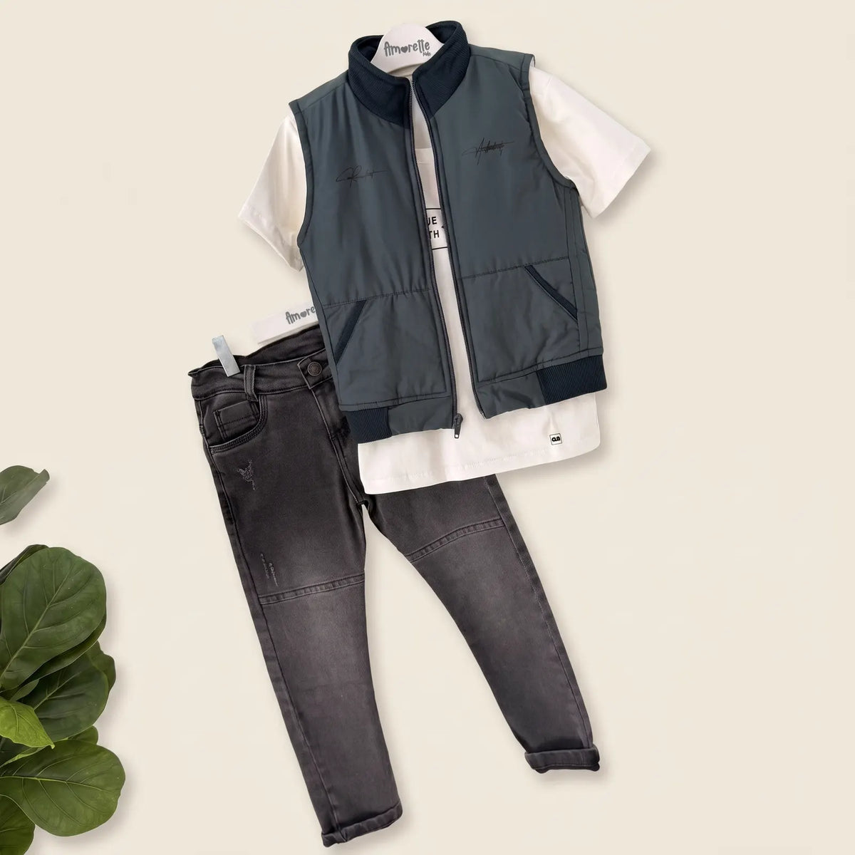 Que nota conjunto niño 3 prendas chaleco acolchado camisa y pantalon jean