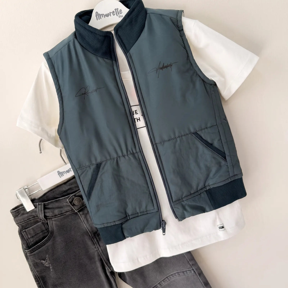 Que nota conjunto niño 3 prendas chaleco acolchado camisa y pantalon jean