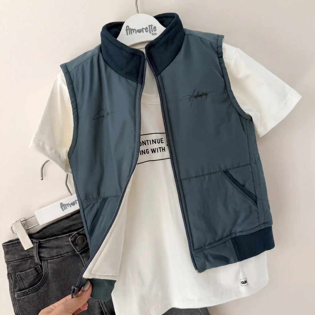 Que nota conjunto niño 3 prendas chaleco acolchado camisa y pantalon jean