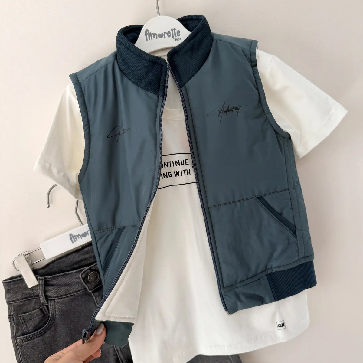 Que nota conjunto niño 3 prendas chaleco acolchado camisa y pantalon jean