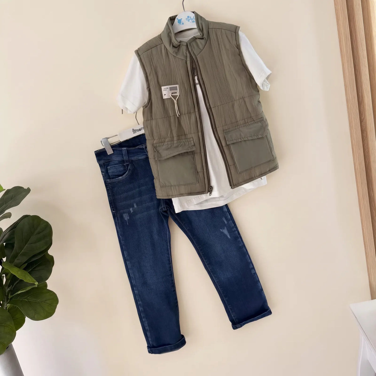 Que nota conjunto niño 3 prendas chaleco camisa y pantalon jean