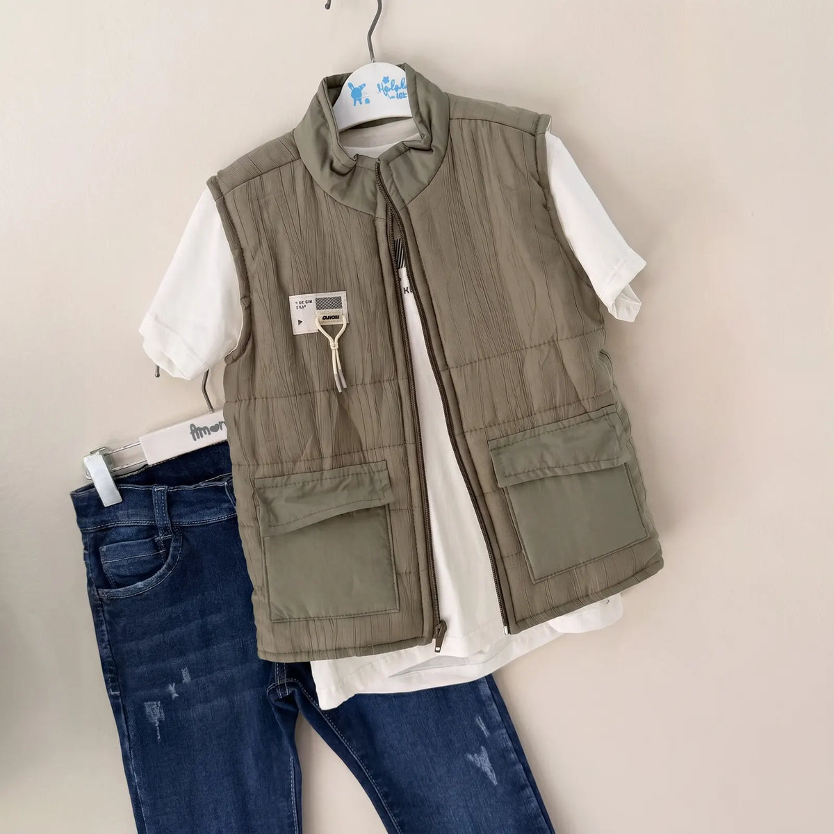 Que nota conjunto niño 3 prendas chaleco camisa y pantalon jean