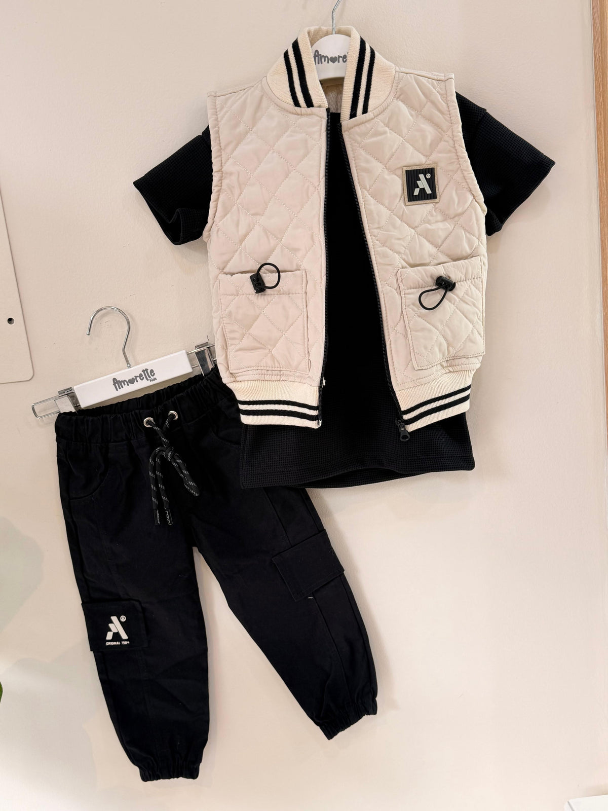Conjunto x3 prendas con chaleco, camisa básica y jogger