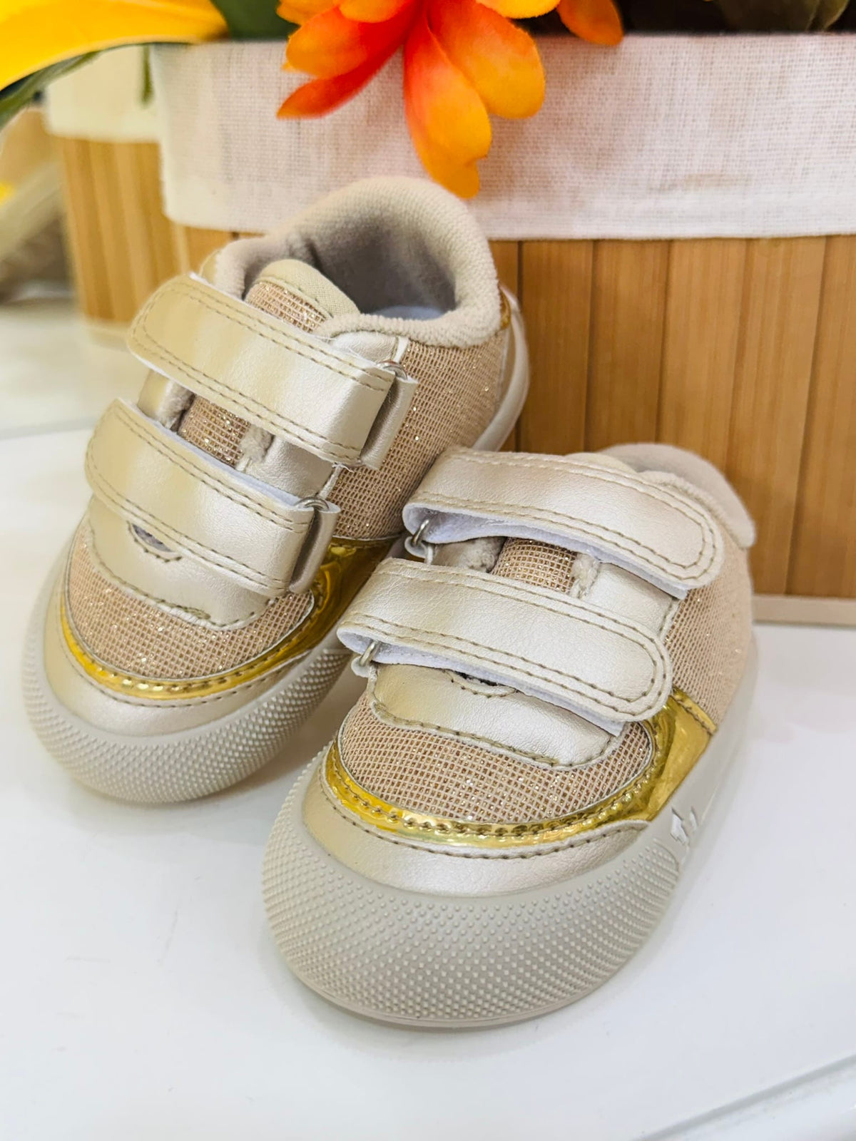 Timo zapato niña dorado