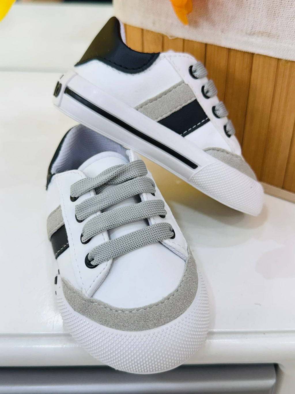 Timo zapato niño blanco linea azul y gris