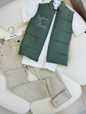 Que nota conjunto tres prendas niño con chaleco pantalon y bermuda