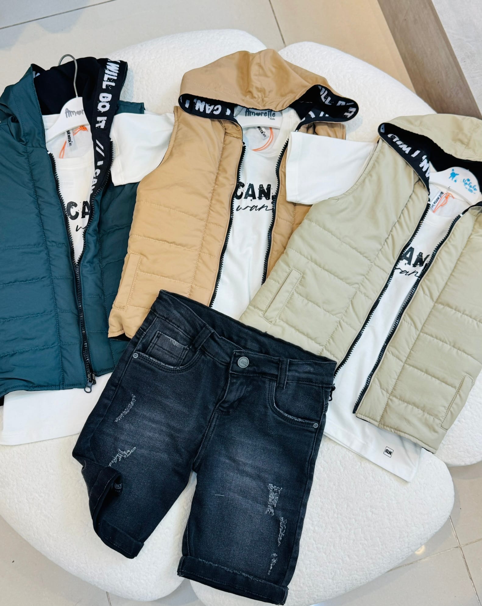 Que nota conjunto chaleco camisa y bermuda en jean